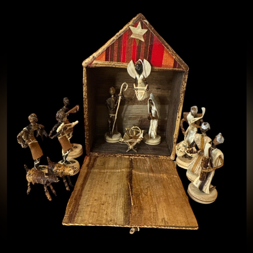 Handcrafted African Nativity Scene Set with 13 pieces. (R 5 110125)